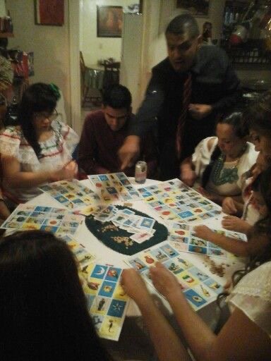 Una familia jugando lotería alrededor de una mesa