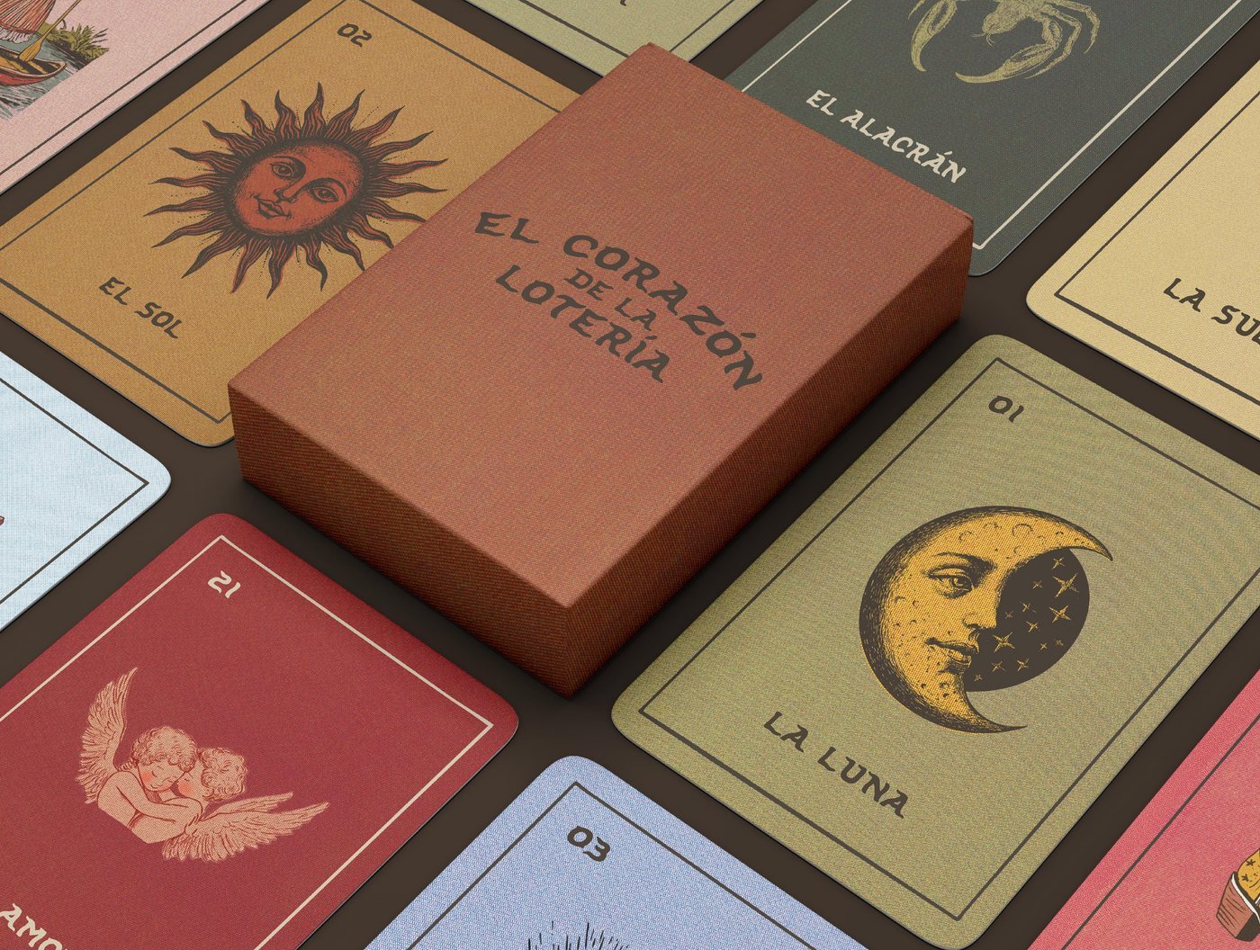 La caja de El Corazón de la Lotería entre cartas ilustradas